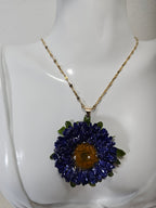 Collar con Flor de Aster Azul artesanal con flor natural preservada; material: acero inoxidable, vista 2
