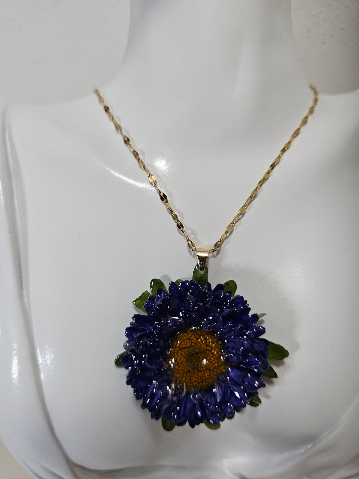 Collar con Flor de Aster Azul artesanal con flor natural preservada; material: acero inoxidable, vista 2