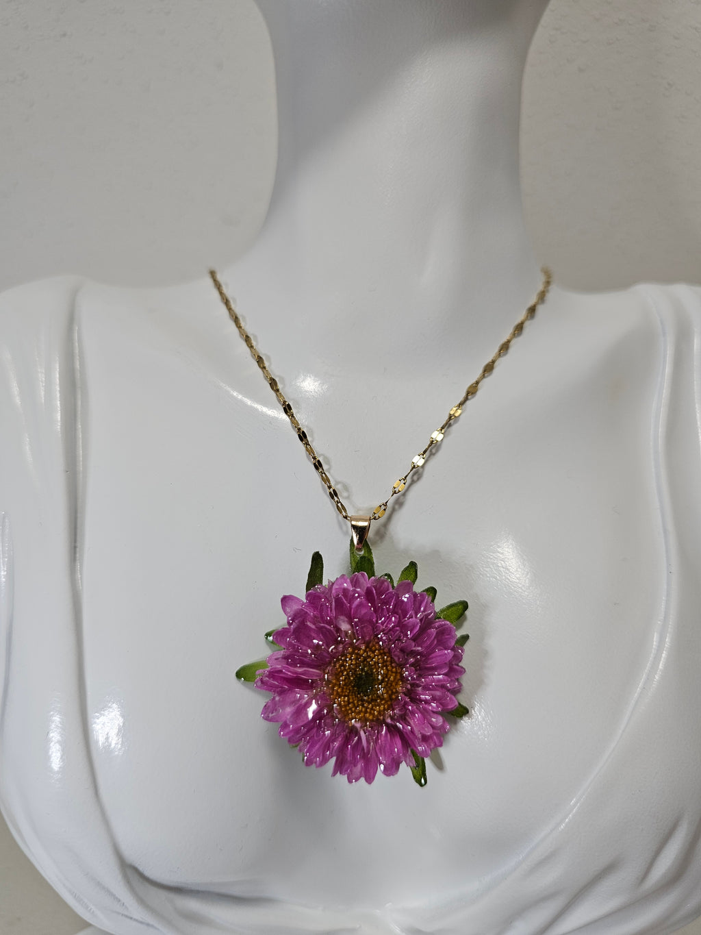 Collar con Flor de Aster Rosada artesanal con flor natural preservada; material: acero inoxidable