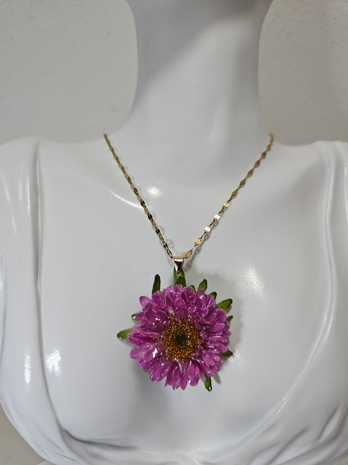 Collar con Flor de Aster Rosada artesanal con flor natural preservada; material: acero inoxidable