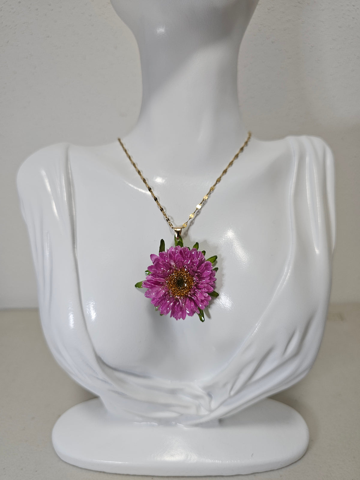 Collar con Flor de Aster Rosada artesanal con flor natural preservada; material: acero inoxidable, vista 2