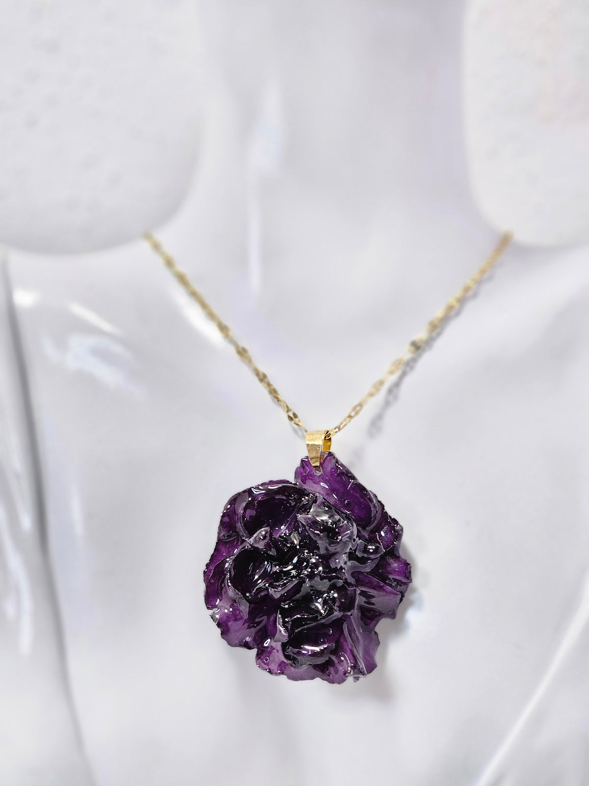 Collar de Clavel Morado artesanal con flor natural preservada; material: acero inoxidable