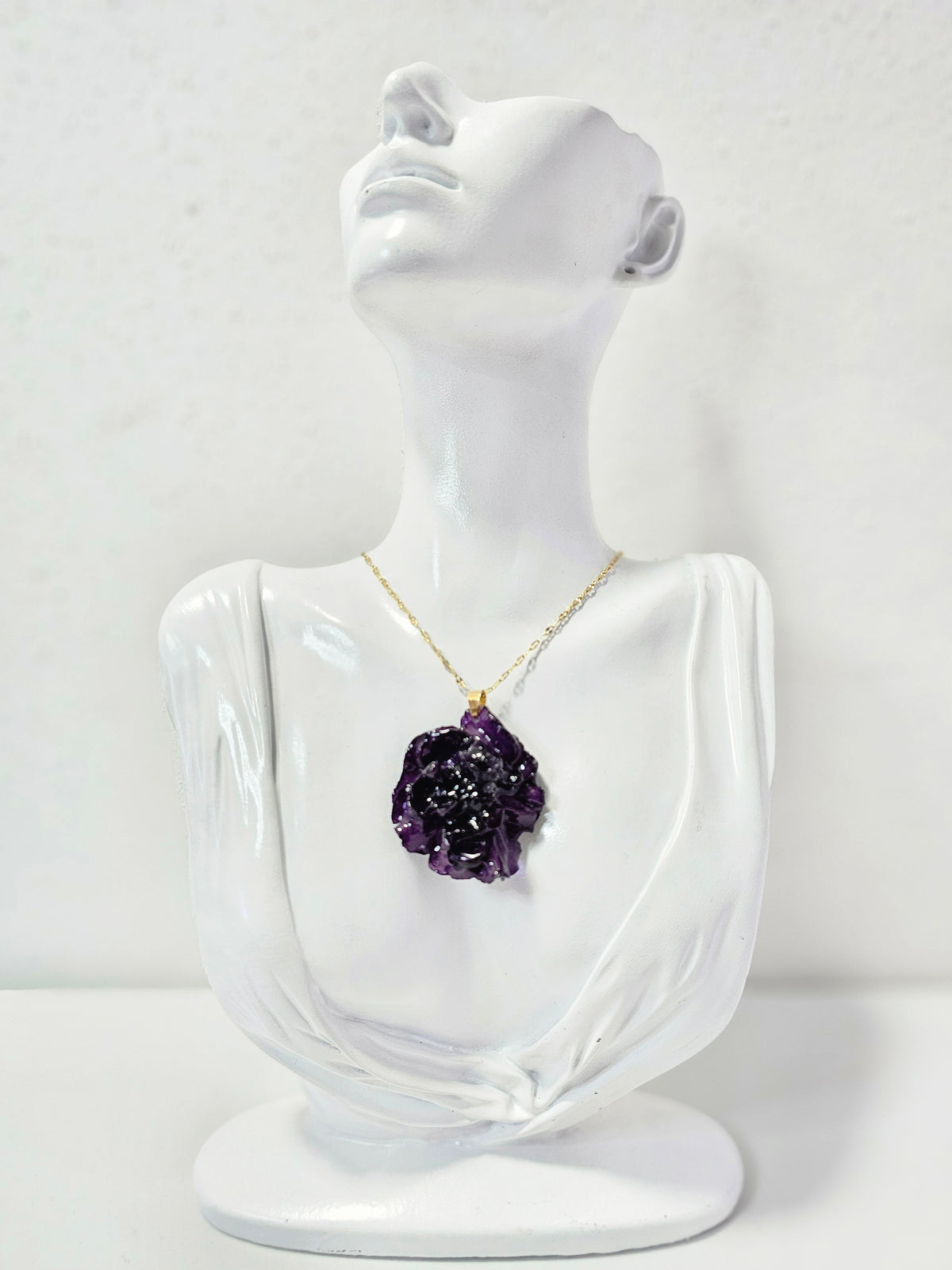 Collar de Clavel Morado artesanal con flor natural preservada; material: acero inoxidable, vista 2