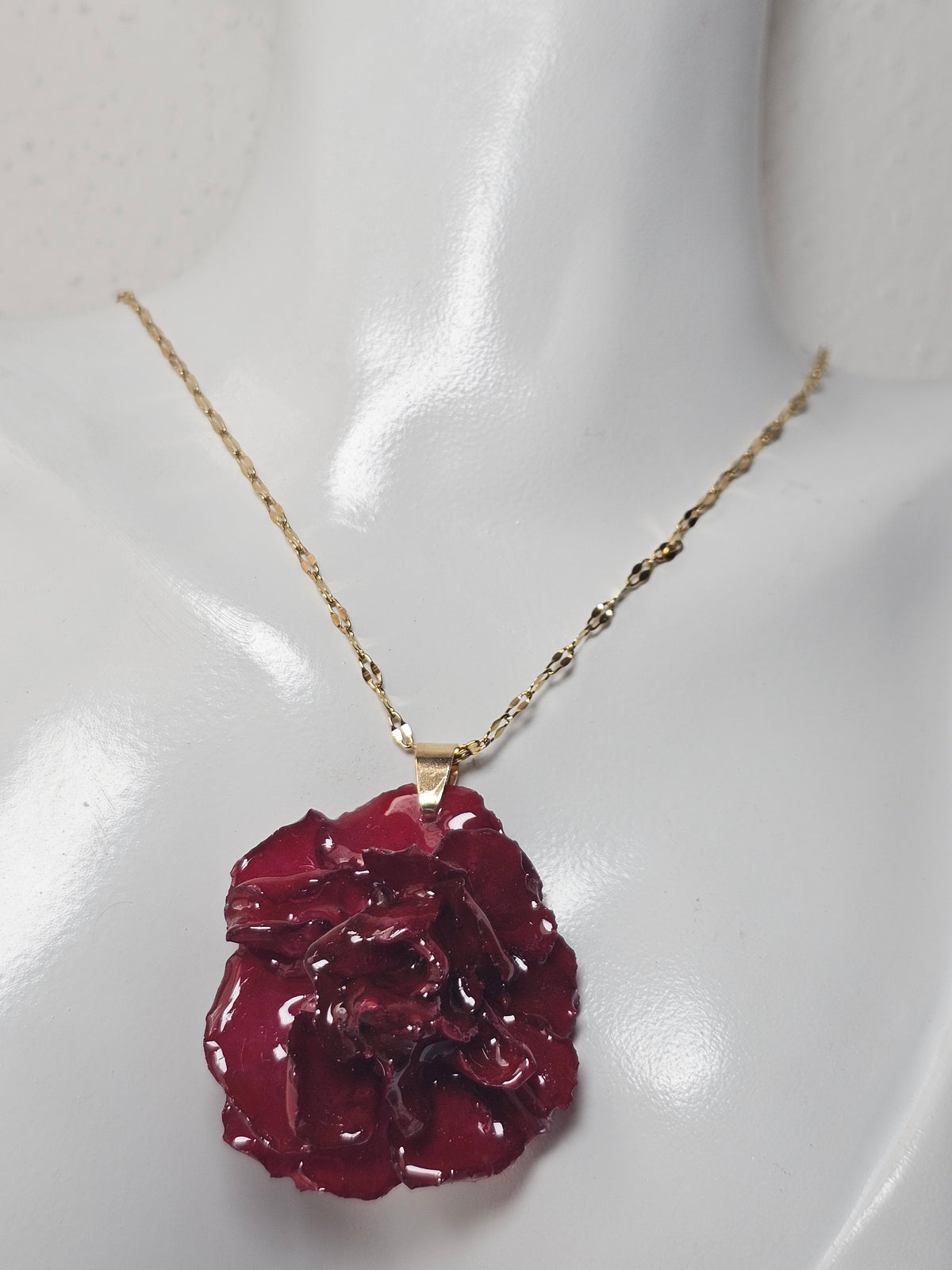Collar de Clavel Rojo artesanal con flor natural preservada; material: acero inoxidable