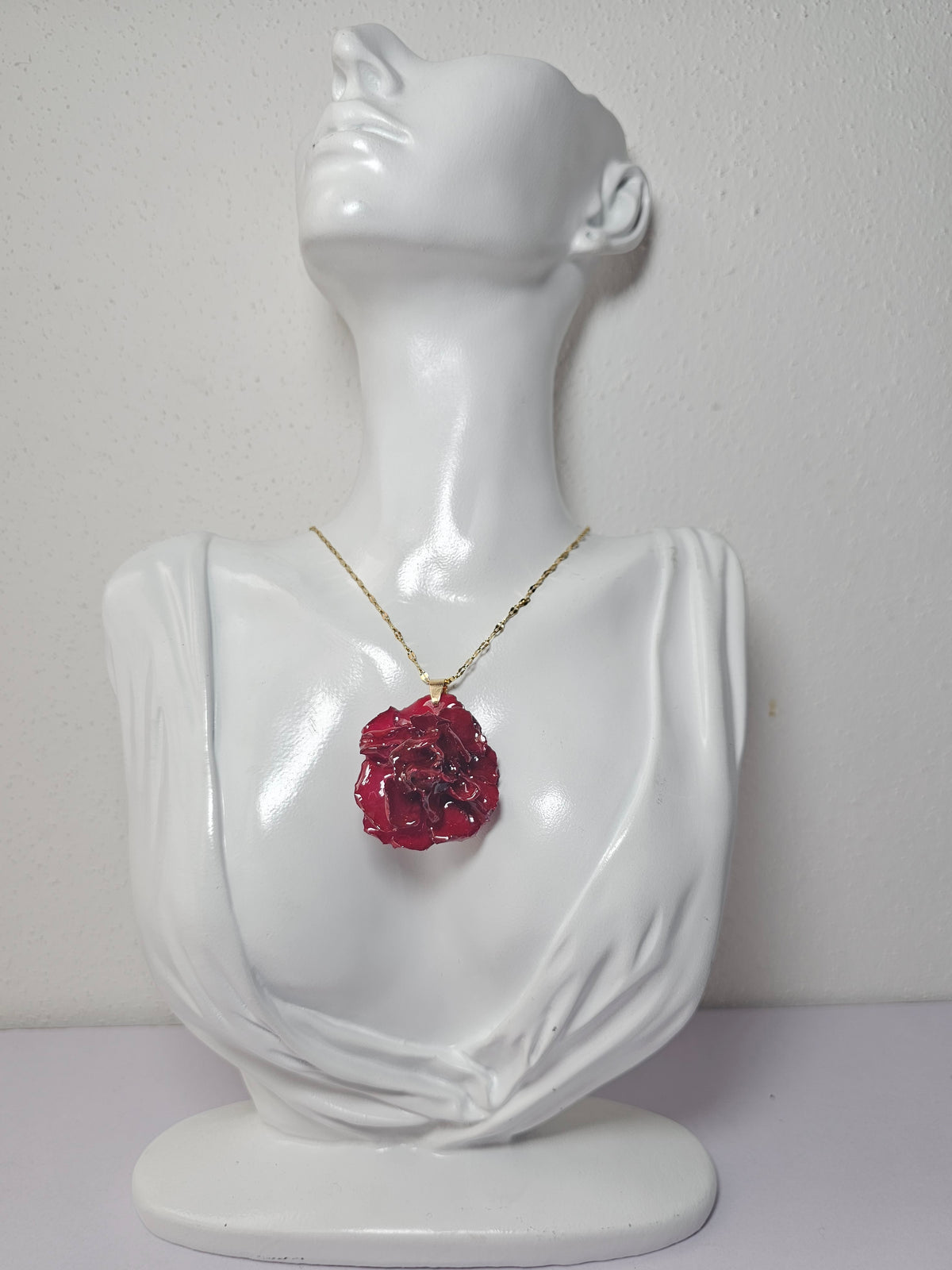 Collar de Clavel Rojo artesanal con flor natural preservada; material: acero inoxidable, vista 2