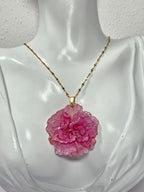 Collar de Clavel Rosa artesanal con flor natural preservada; material: acero inoxidable