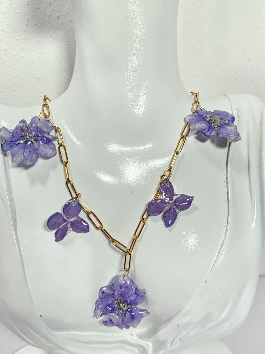 Collar de Espuela de Caballero Morada artesanal con flor natural preservada; material: acero inoxidable y resina