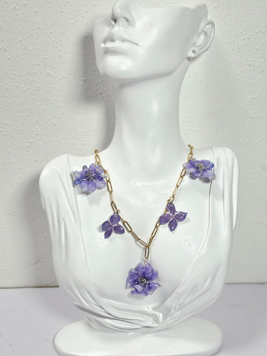 Collar de Espuela de Caballero Morada artesanal con flor natural preservada; material: acero inoxidable y resina, vista 2