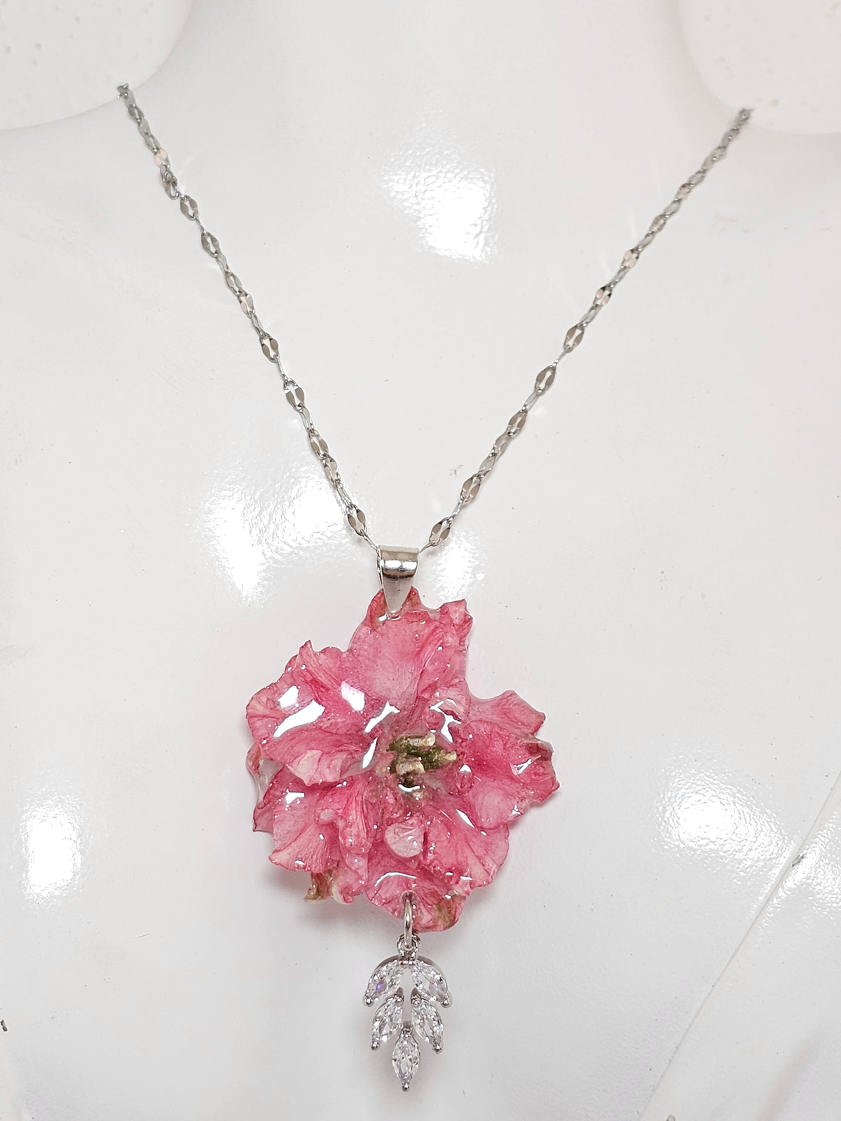 Collar de Espuela de Caballero Rosa artesanal con flor natural preservada; material: acero inoxidable