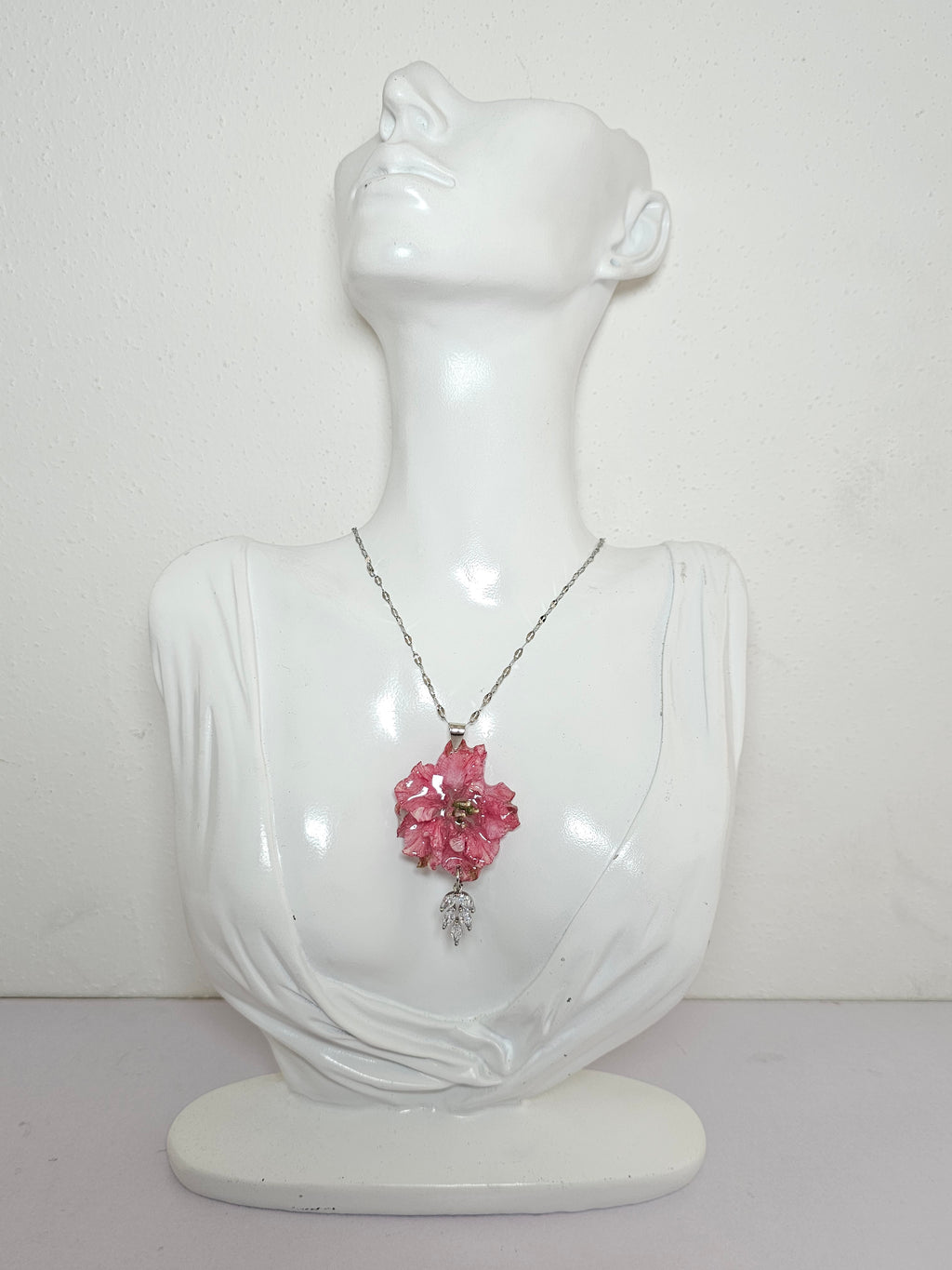 Collar de Espuela de Caballero Rosa artesanal con flor natural preservada; material: acero inoxidable, vista 2
