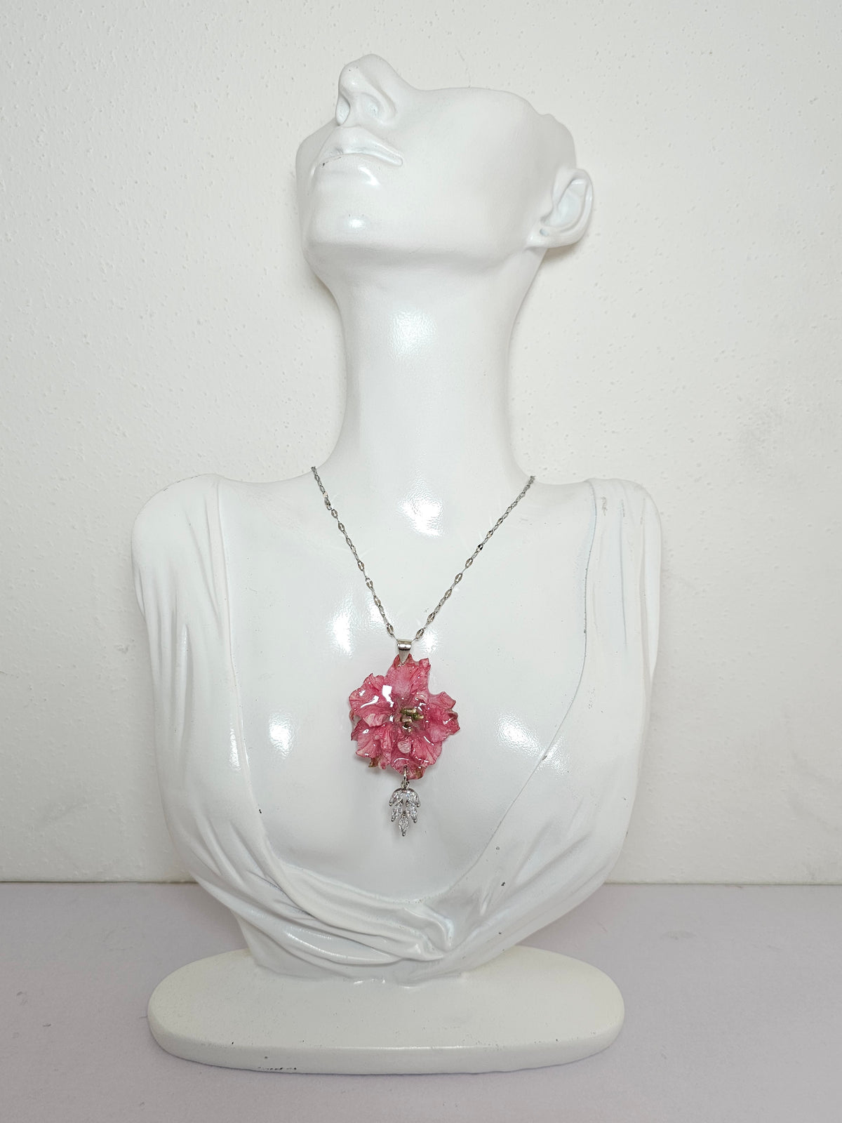 Collar de Espuela de Caballero Rosa artesanal con flor natural preservada; material: acero inoxidable, vista 2
