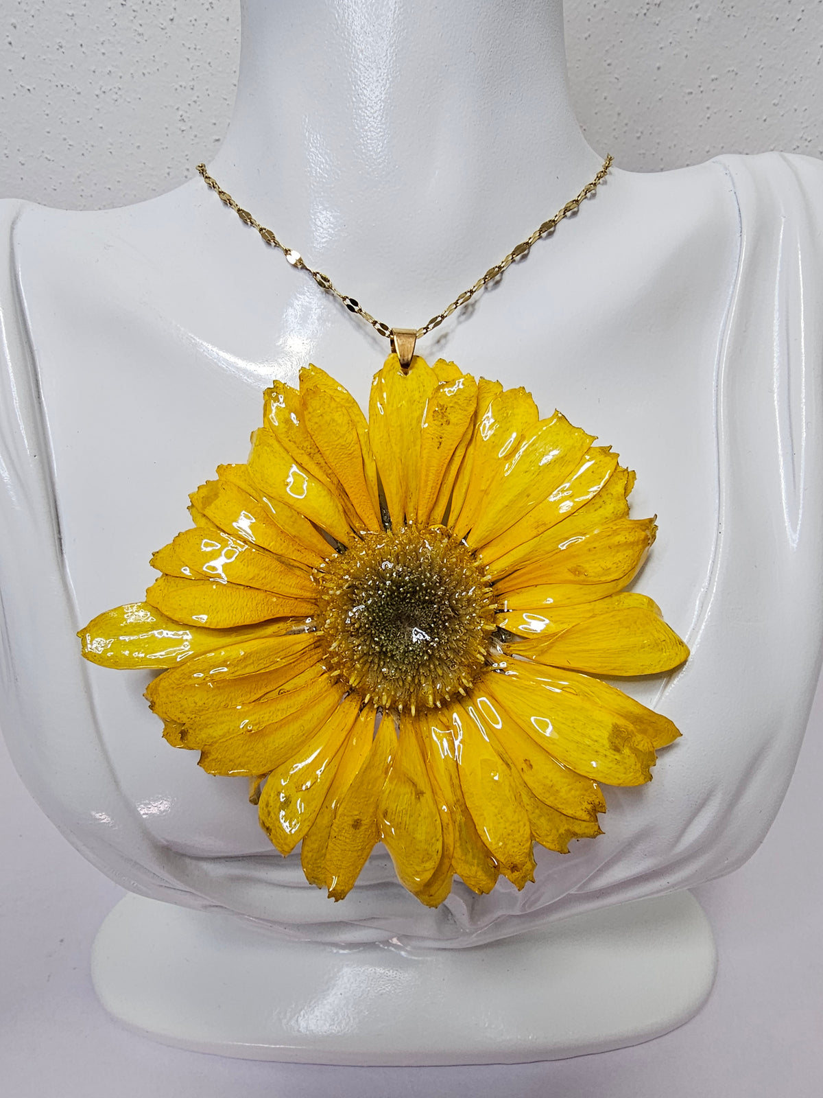 Collar de Gerbera Amarilla artesanal con flor natural preservada; material: acero inoxidable