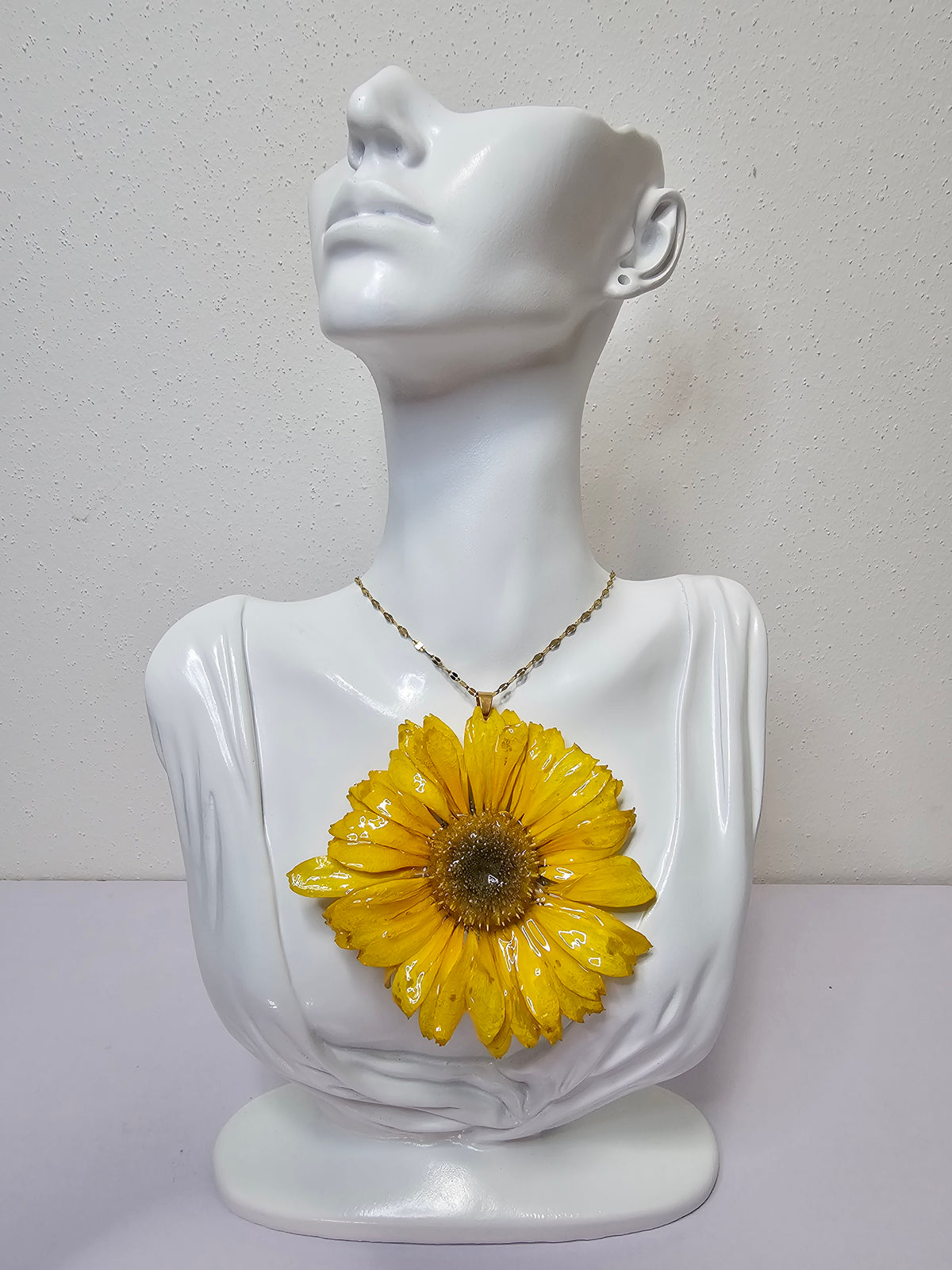Collar de Gerbera Amarilla artesanal con flor natural preservada; material: acero inoxidable, vista 2