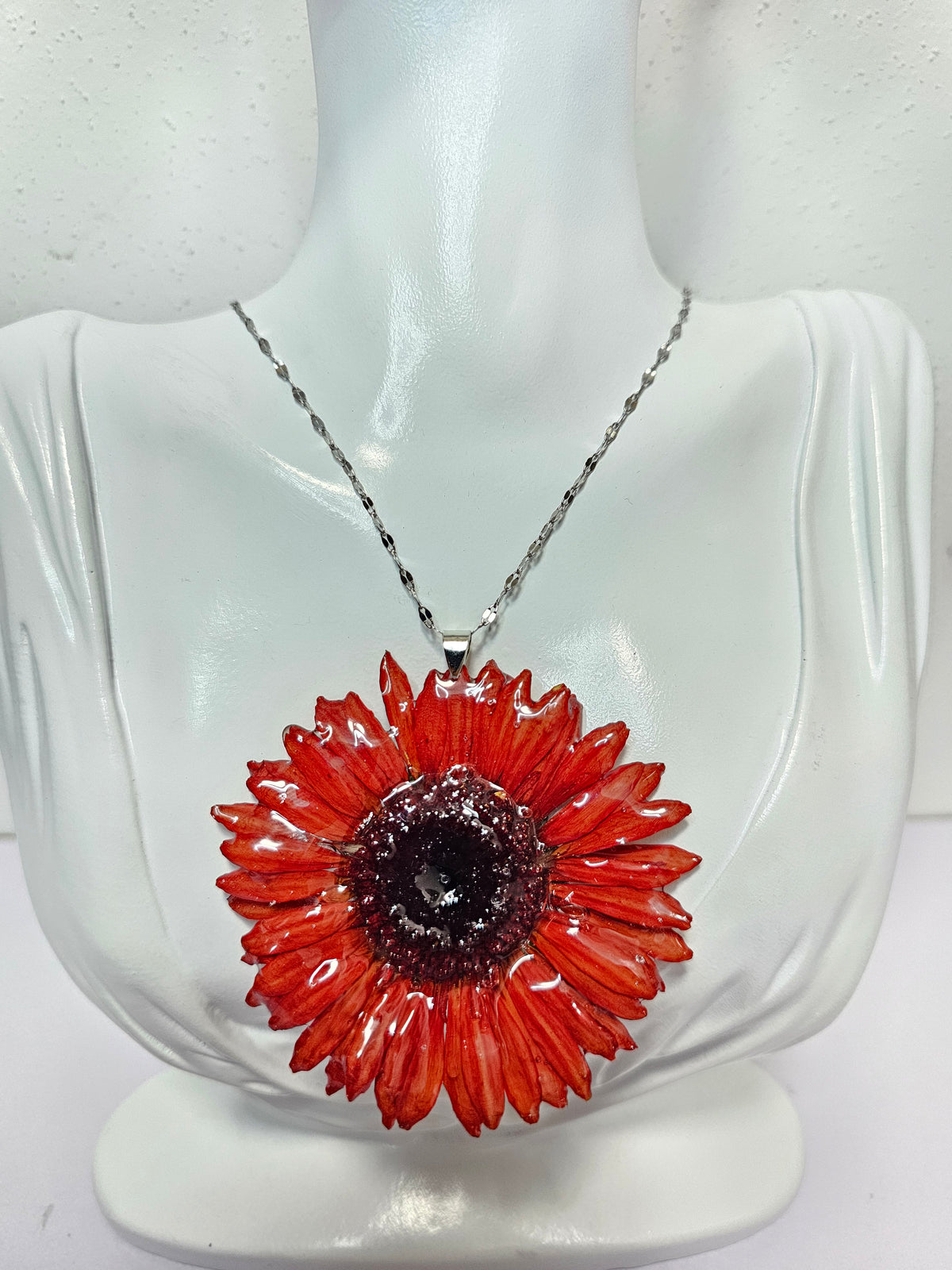 Collar de Gerbera Naranja artesanal con flor natural preservada; material: acero inoxidable