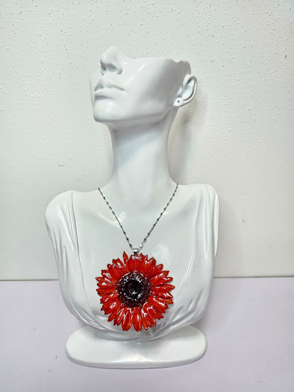 Collar de Gerbera Naranja artesanal con flor natural preservada; material: acero inoxidable, vista 2