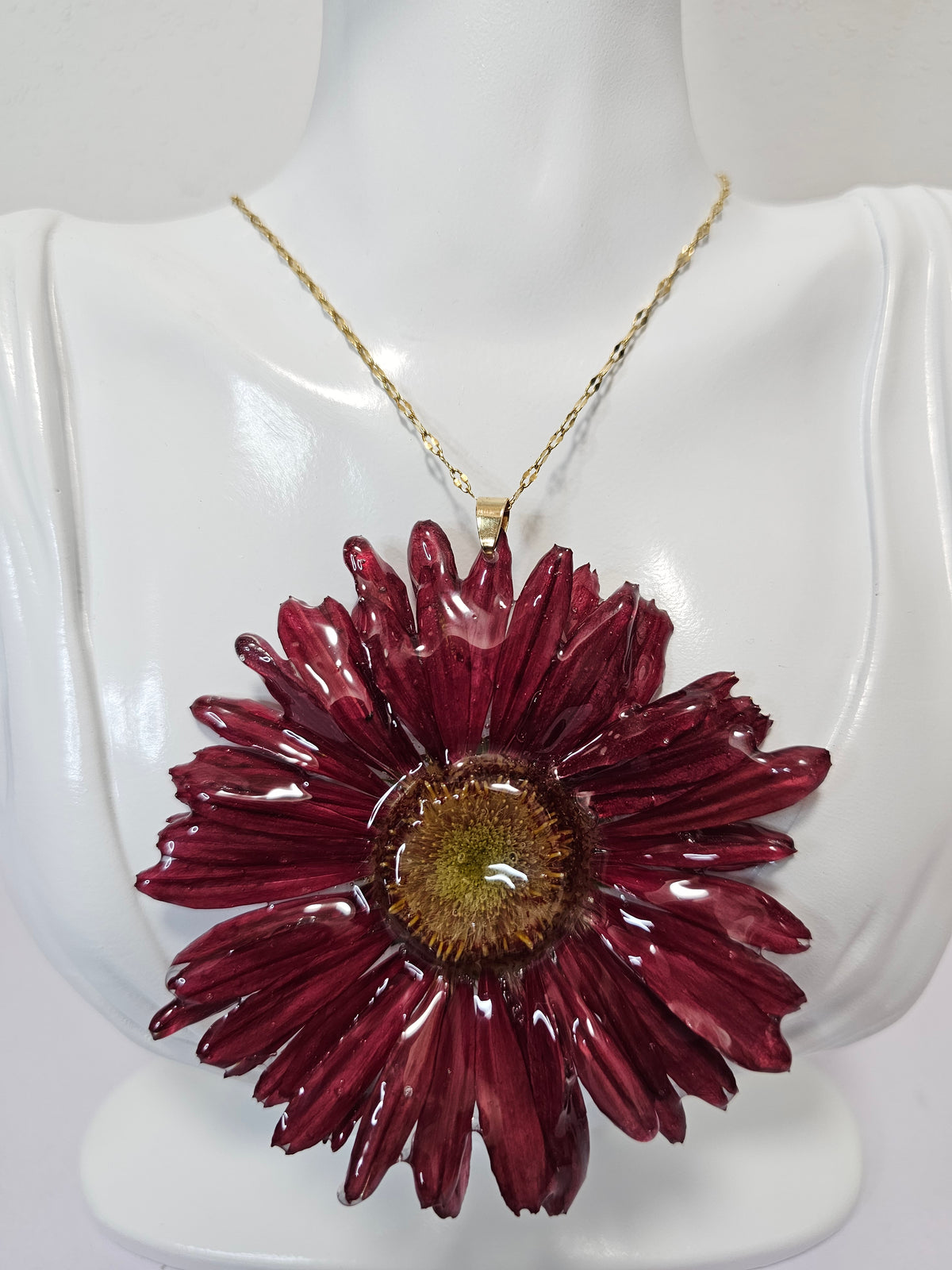 Collar de Gerbera Roja artesanal con flor natural preservada; material: acero inoxidable