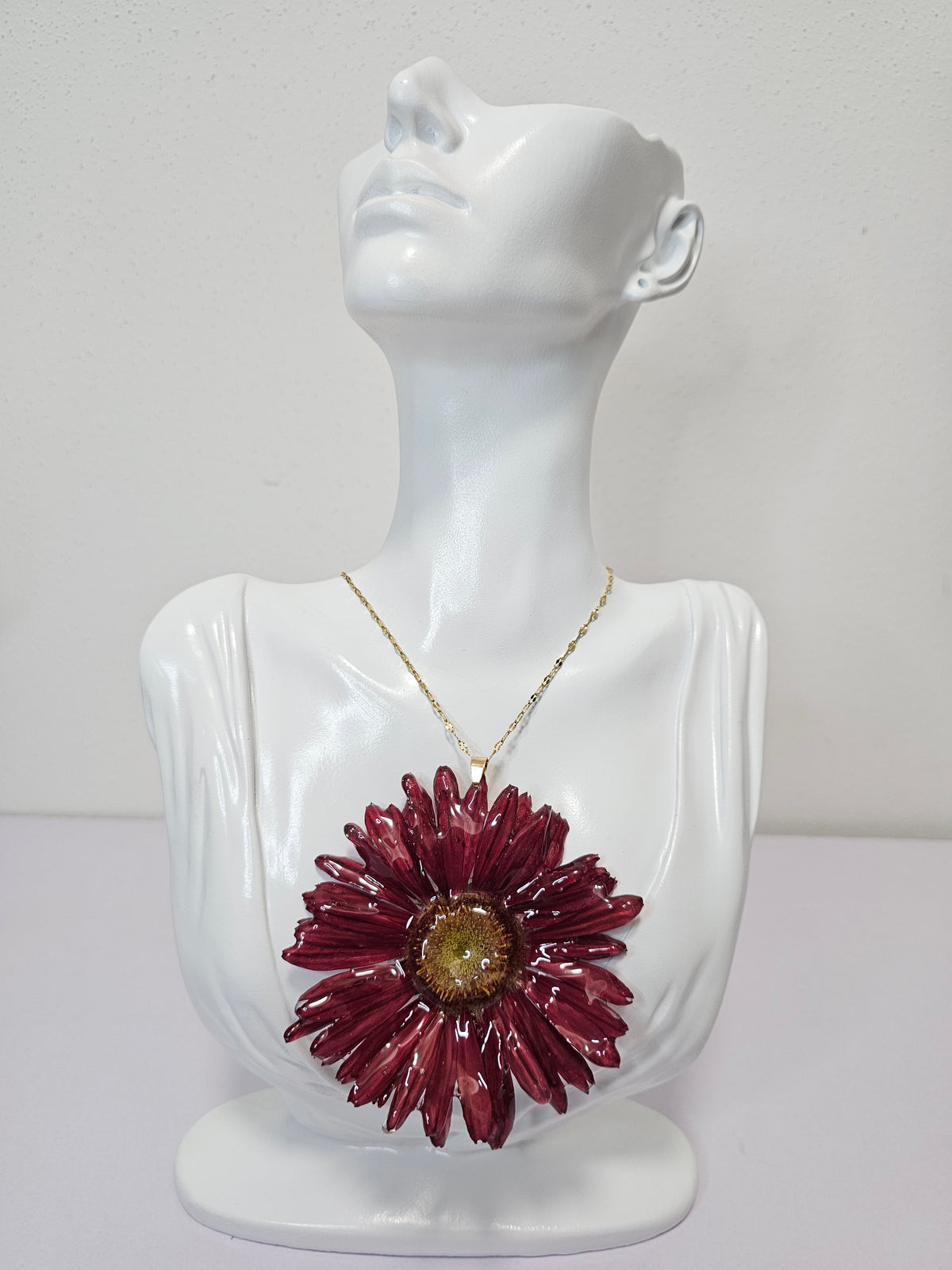 Collar de Gerbera Roja artesanal con flor natural preservada; material: acero inoxidable, vista 2