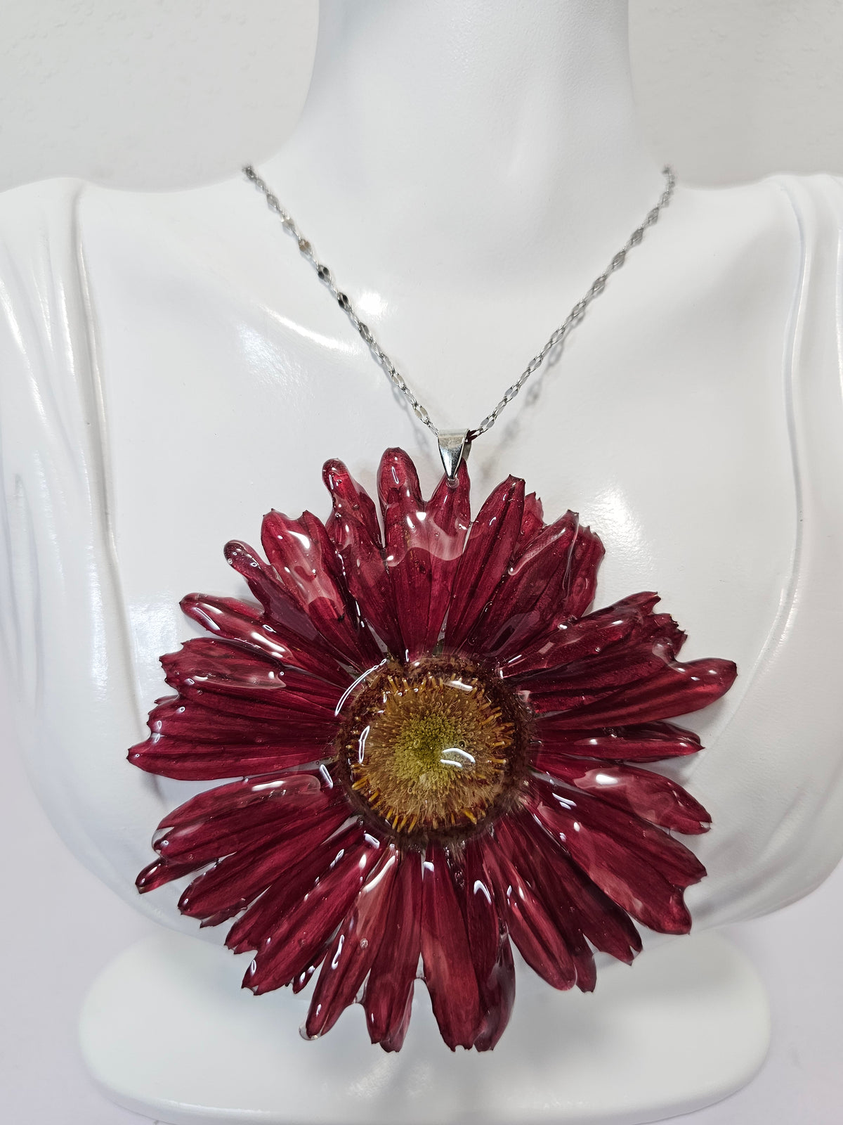 Collar de Gerbera Roja artesanal con flor natural preservada; material: acero inoxidable, vista 3