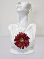 Collar de Gerbera Roja artesanal con flor natural preservada; material: acero inoxidable, vista 4
