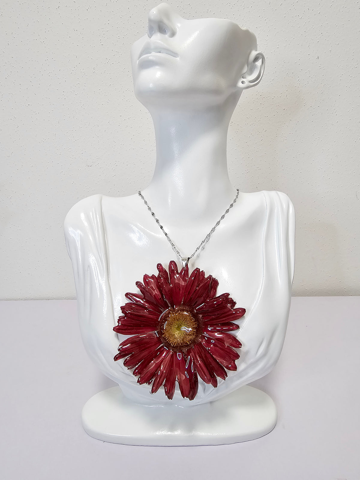 Collar de Gerbera Roja artesanal con flor natural preservada; material: acero inoxidable, vista 4