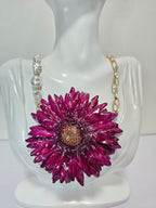 Collar de Gerbera Rosa Fucsia artesanal con flor natural preservada; material: acero inoxidable