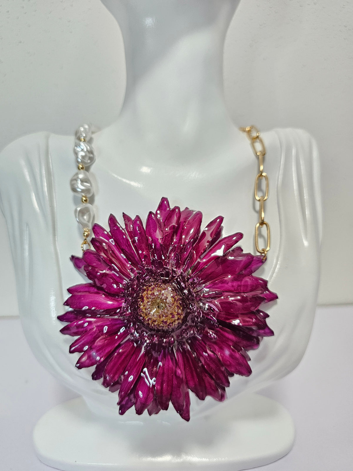 Collar de Gerbera Rosa Fucsia artesanal con flor natural preservada; material: acero inoxidable
