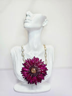 Collar de Gerbera Rosa Fucsia artesanal con flor natural preservada; material: acero inoxidable, vista 2