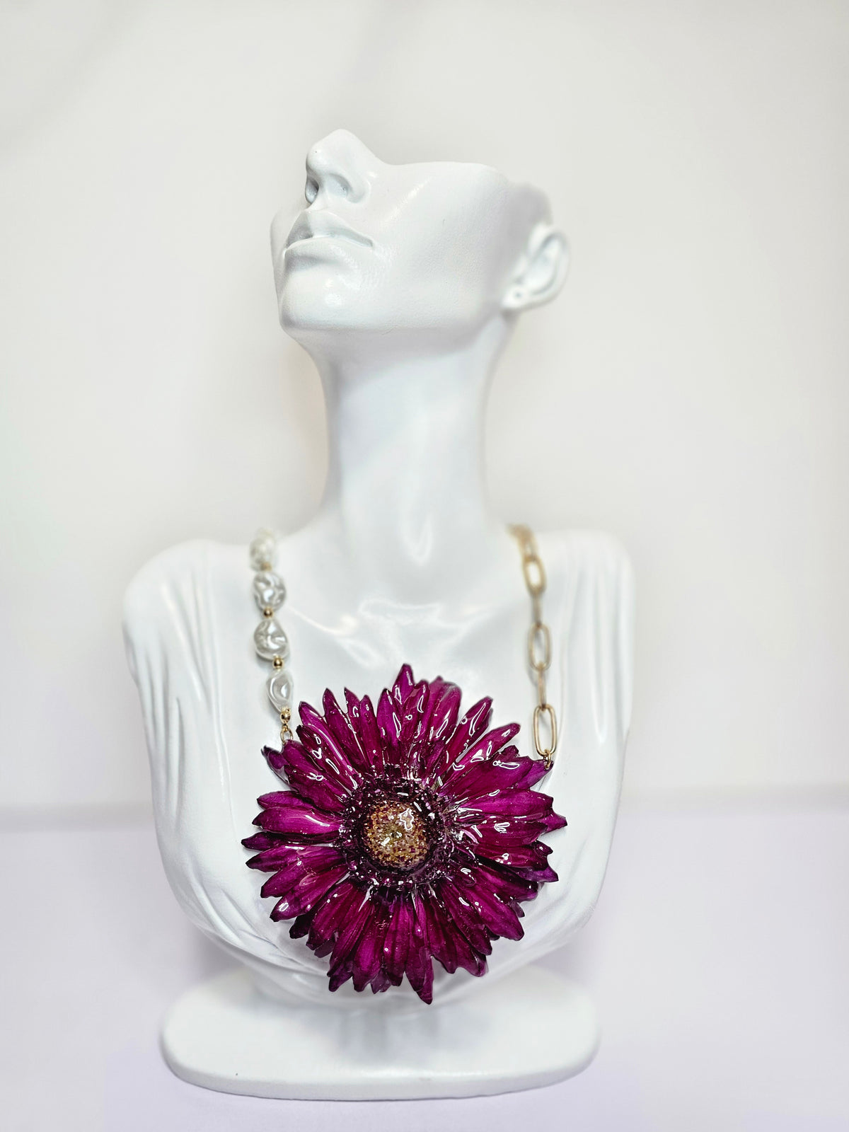 Collar de Gerbera Rosa Fucsia artesanal con flor natural preservada; material: acero inoxidable, vista 2