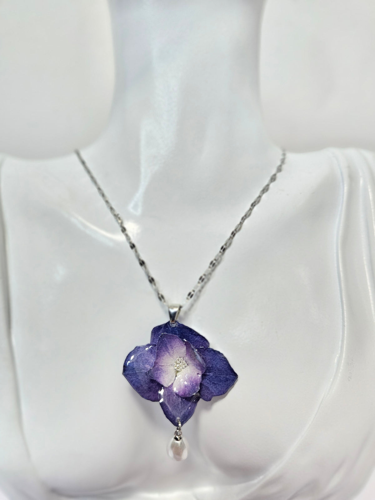 Collar de Hortensia Morada artesanal con flor natural preservada; material: acero inoxidable y resina
