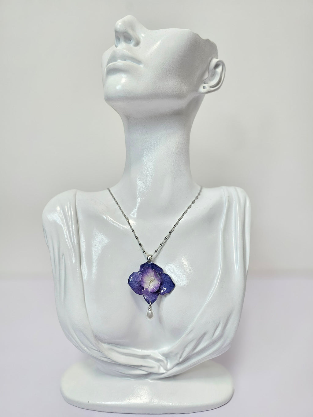 Collar de Hortensia Morada artesanal con flor natural preservada; material: acero inoxidable y resina, vista 2