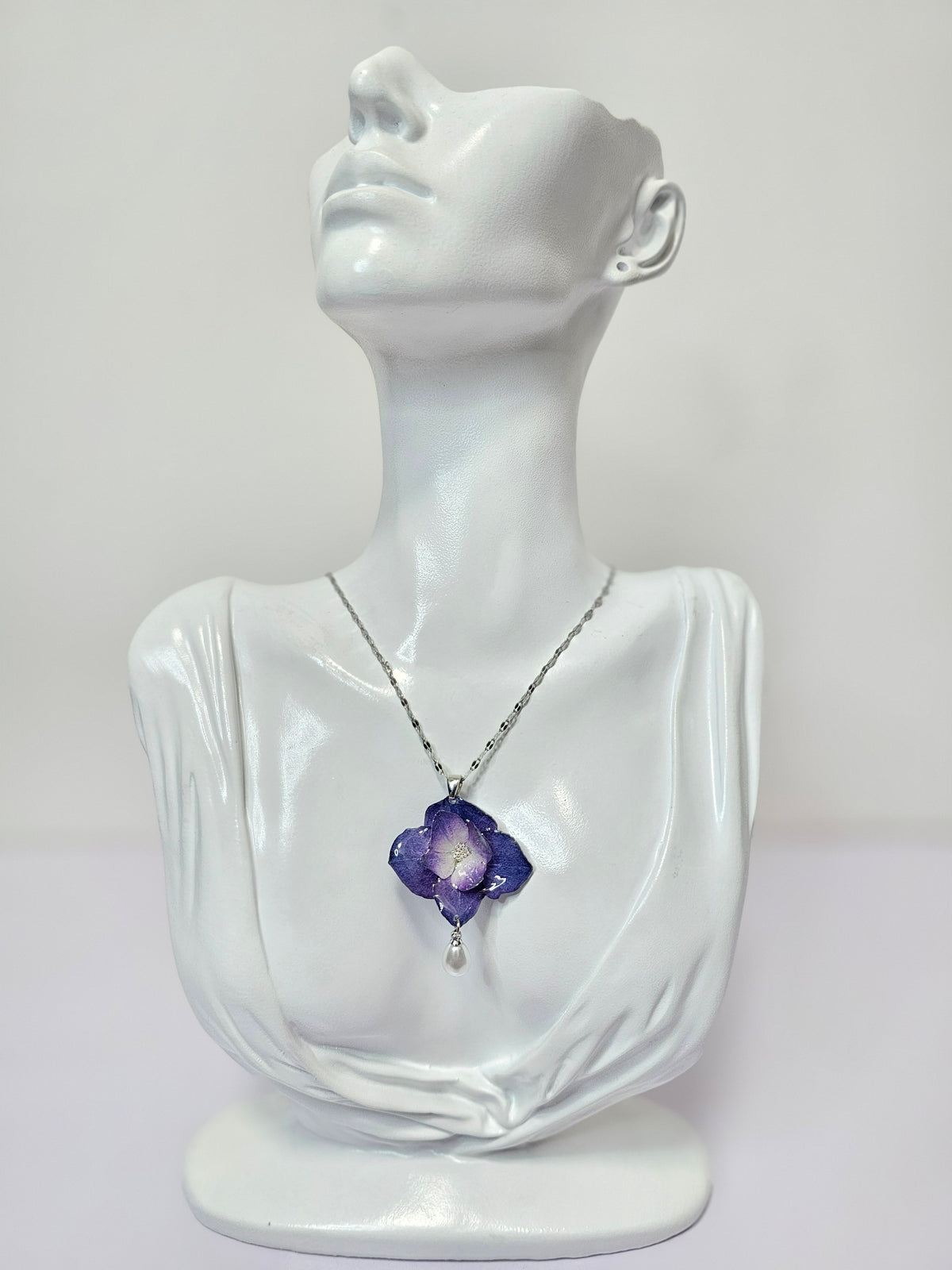 Collar de Hortensia Morada artesanal con flor natural preservada; material: acero inoxidable y resina, vista 2