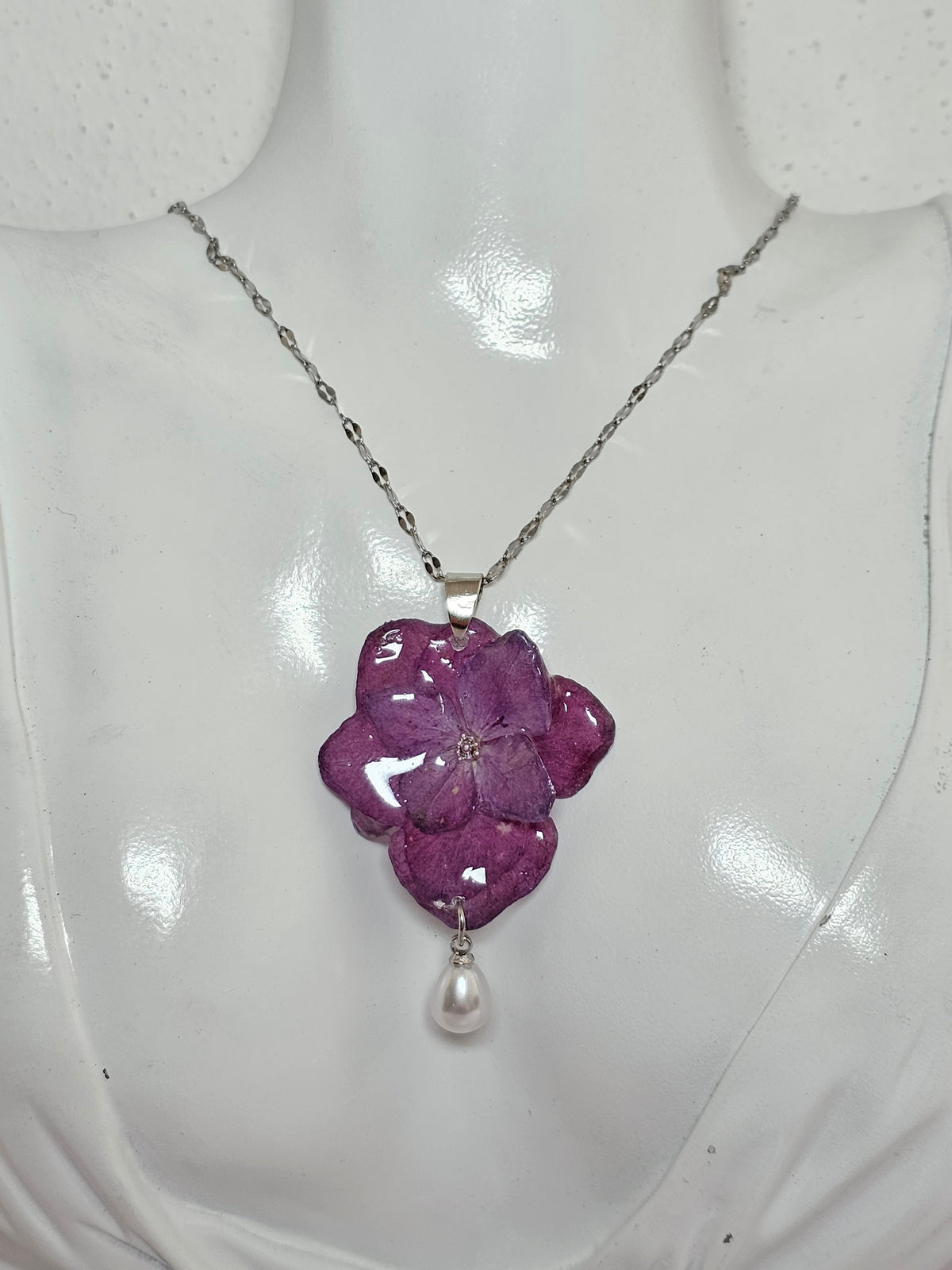 Collar de Hortensia Rosa artesanal con flor natural preservada; material: acero inoxidable