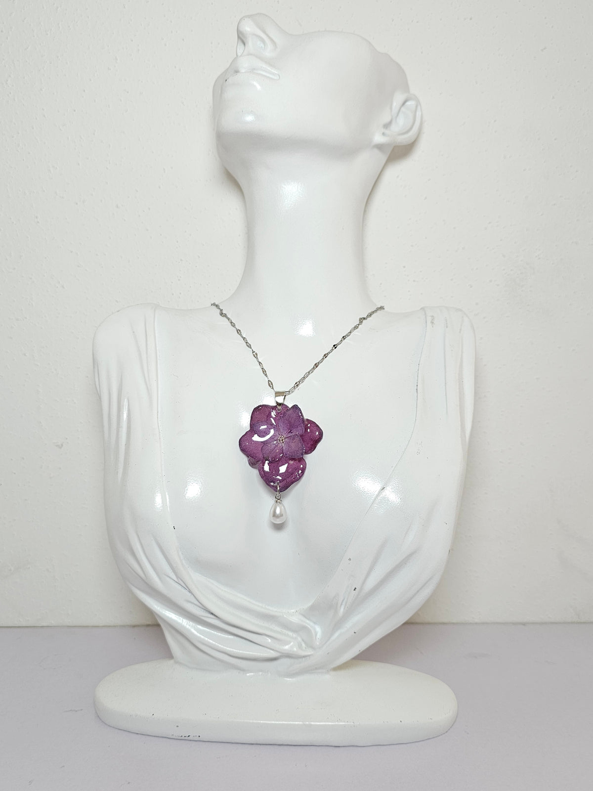 Collar de Hortensia Rosa artesanal con flor natural preservada; material: acero inoxidable, vista 2