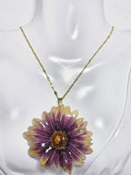 Collar de Margarita Amarilla y Morada artesanal con flor natural preservada; material: acero inoxidable