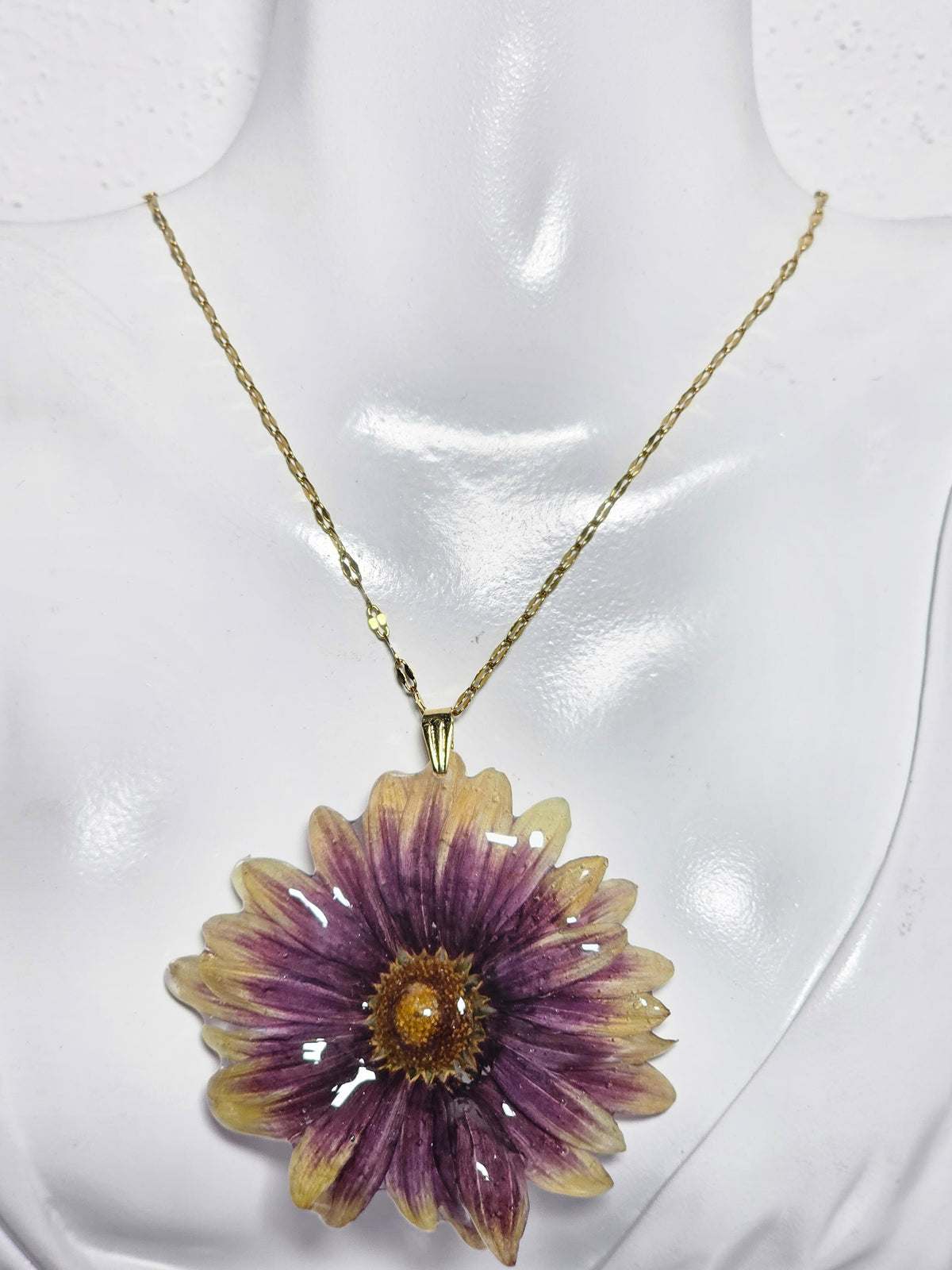 Collar de Margarita Amarilla y Morada artesanal con flor natural preservada; material: acero inoxidable