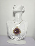 Collar de Margarita Amarilla y Morada artesanal con flor natural preservada; material: acero inoxidable, vista 2