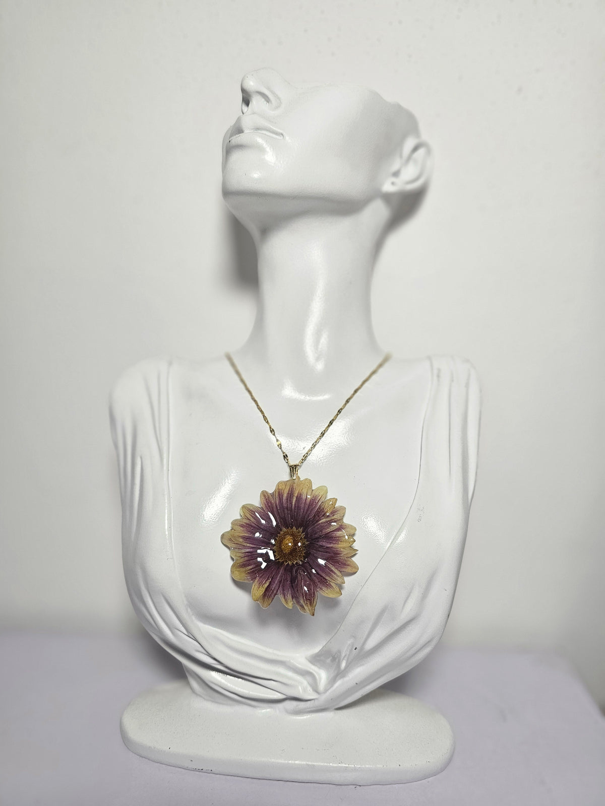 Collar de Margarita Amarilla y Morada artesanal con flor natural preservada; material: acero inoxidable, vista 2