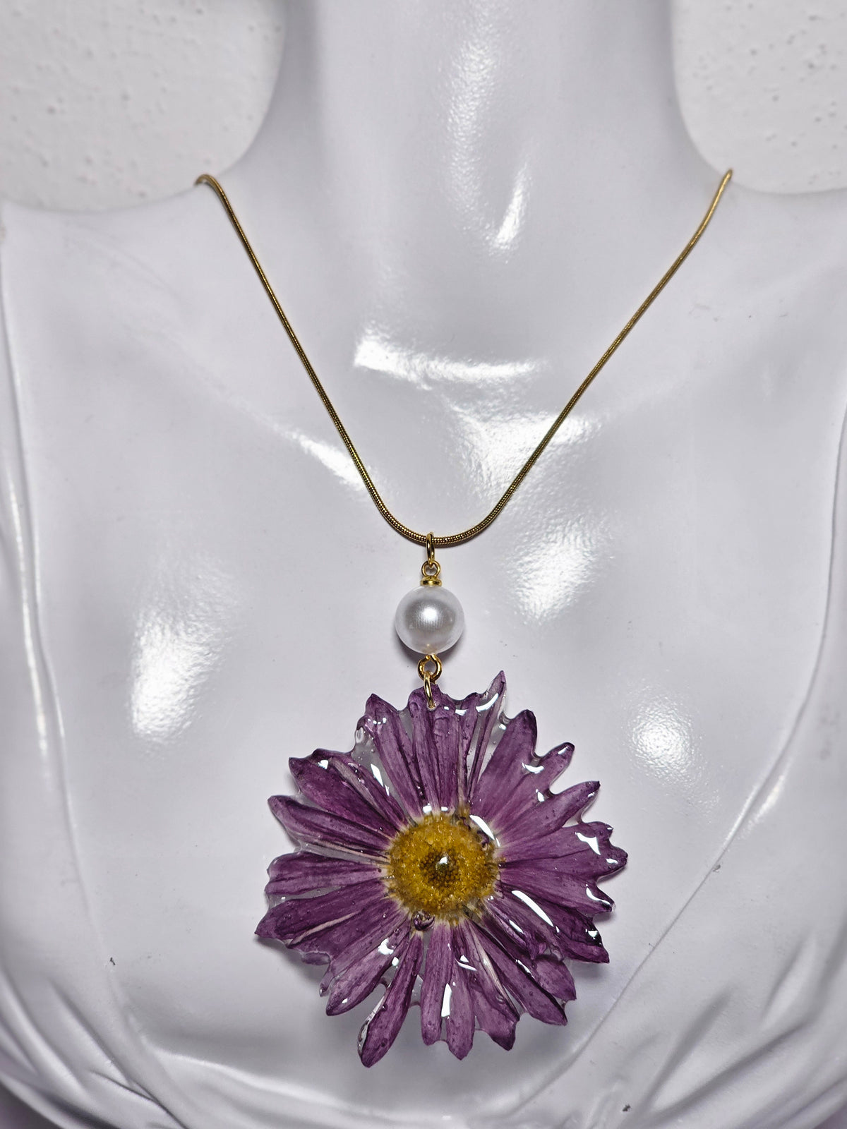 Collar de Margarita Morada artesanal con flor natural preservada; material: acero inoxidable