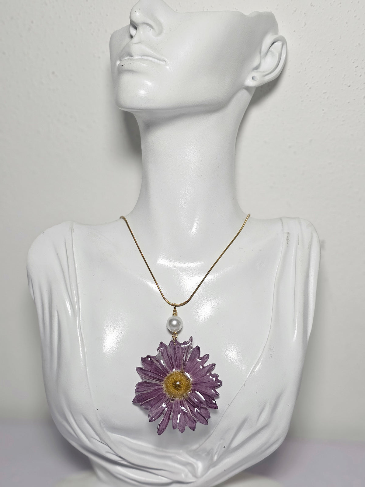 Collar de Margarita Morada artesanal con flor natural preservada; material: acero inoxidable, vista 2