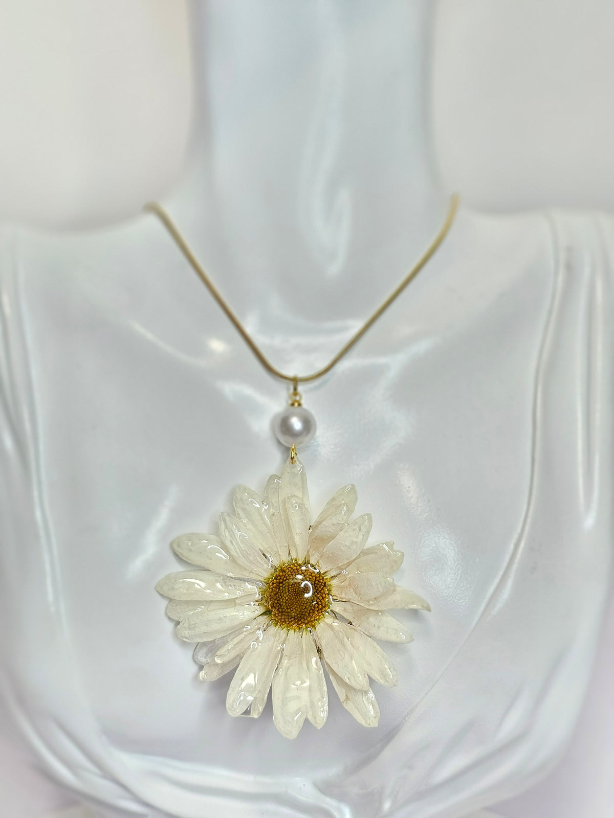 Collar de Margarita artesanal con flor natural preservada; material: acero inoxidable