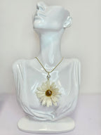 Collar de Margarita artesanal con flor natural preservada; material: acero inoxidable, vista 2