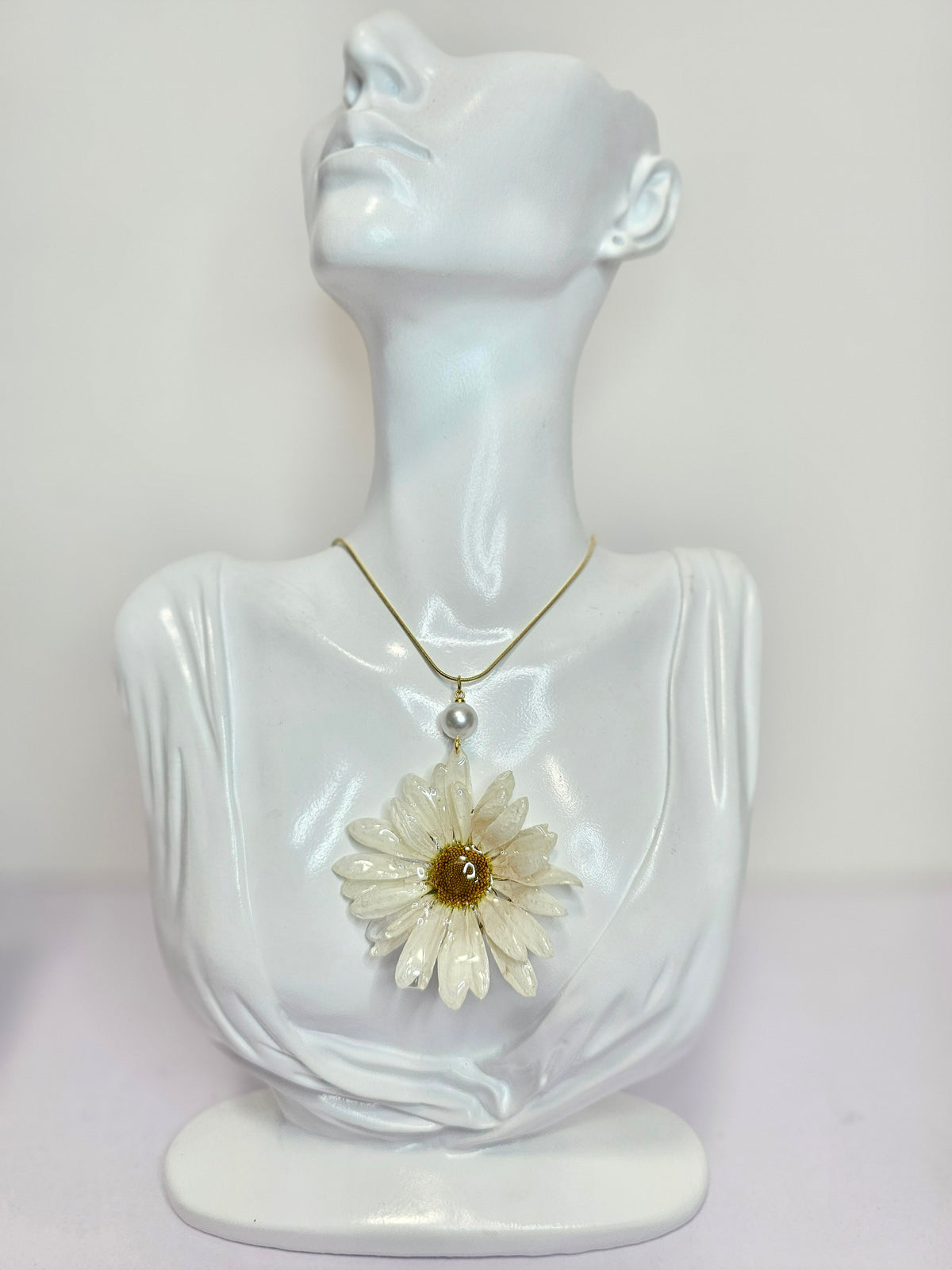 Collar de Margarita artesanal con flor natural preservada; material: acero inoxidable, vista 2