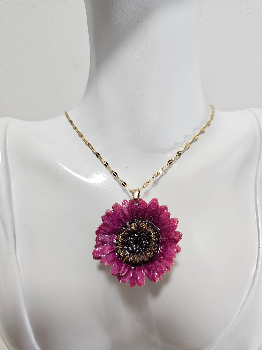 Collar de Mini Gerbera Púrpura artesanal con flor natural preservada; material: acero inoxidable