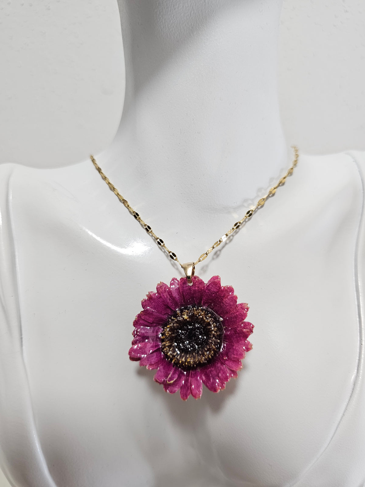Collar de Mini Gerbera Púrpura artesanal con flor natural preservada; material: acero inoxidable