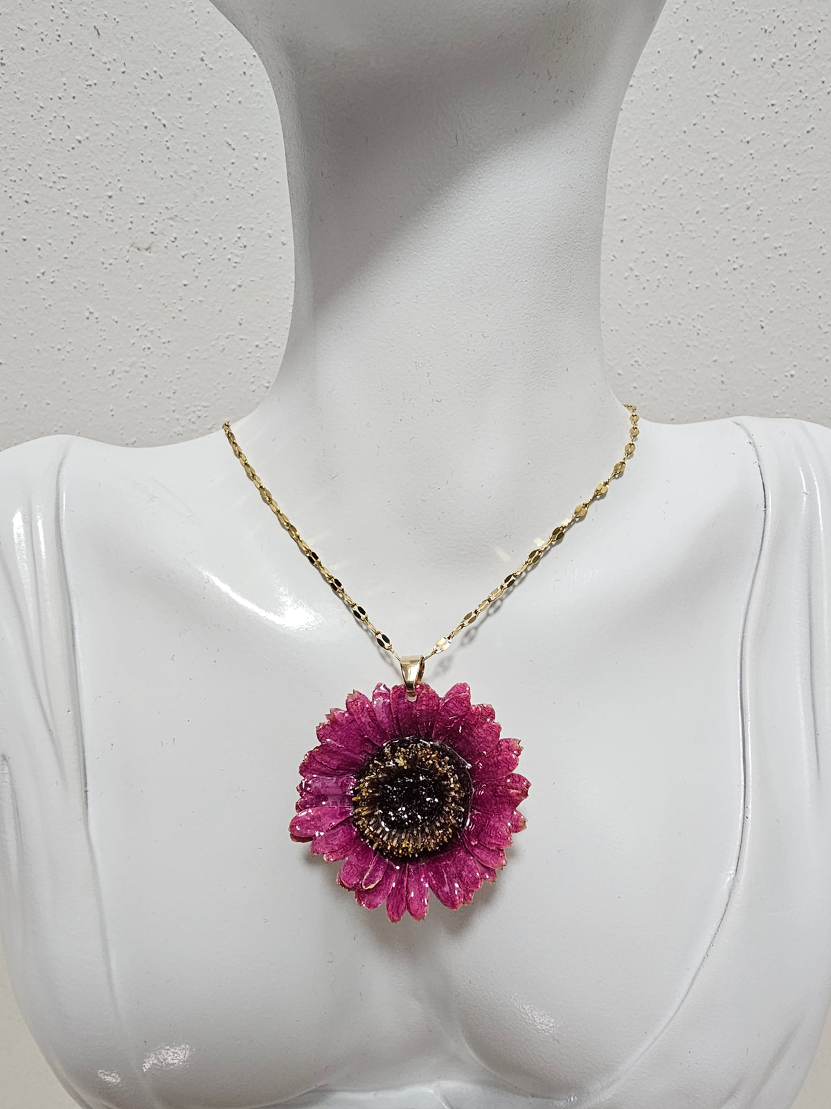 Collar de Mini Gerbera Púrpura artesanal con flor natural preservada; material: acero inoxidable, vista 2