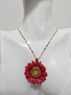 Collar de Mini Gerbera Rosa artesanal con flor natural preservada; material: acero inoxidable