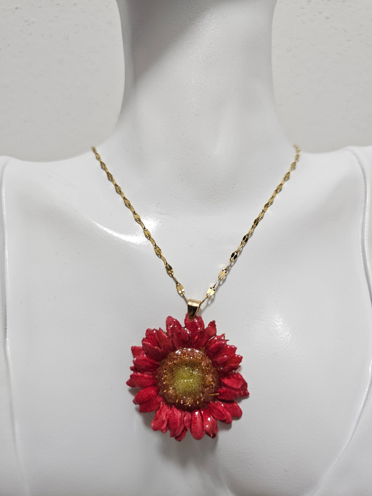 Collar de Mini Gerbera Rosa artesanal con flor natural preservada; material: acero inoxidable