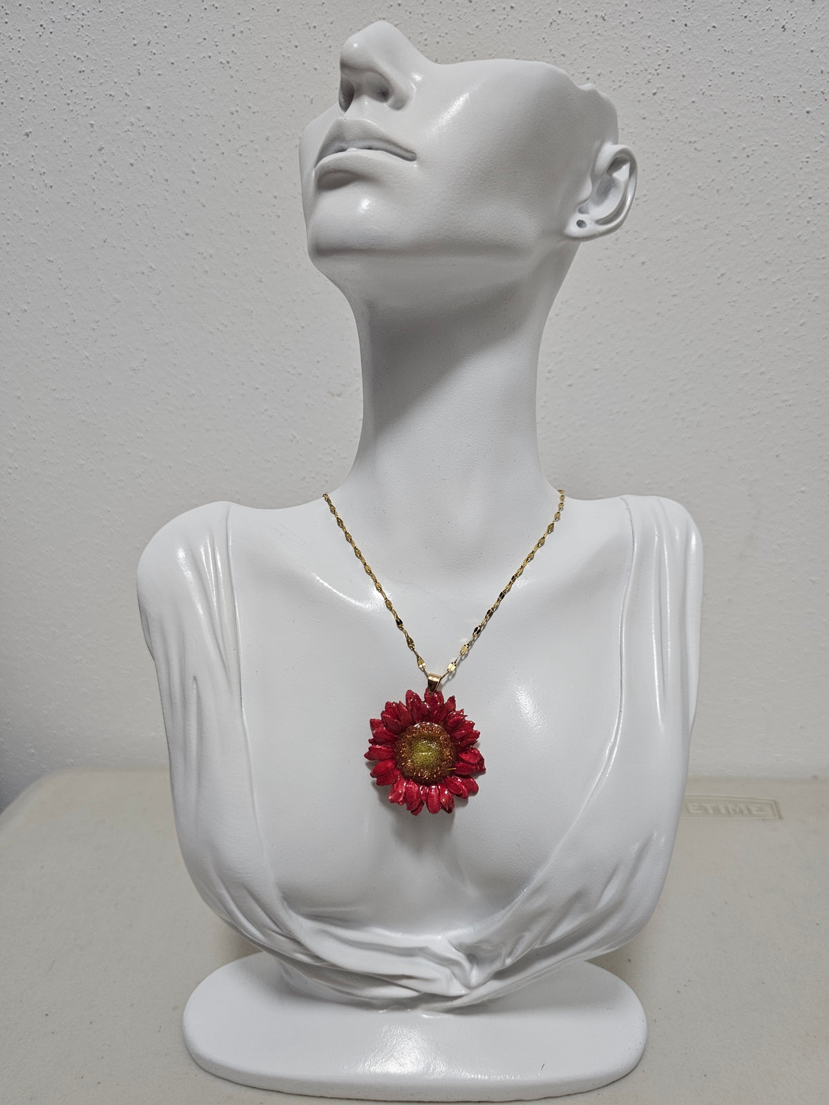Collar de Mini Gerbera Rosa artesanal con flor natural preservada; material: acero inoxidable, vista 2