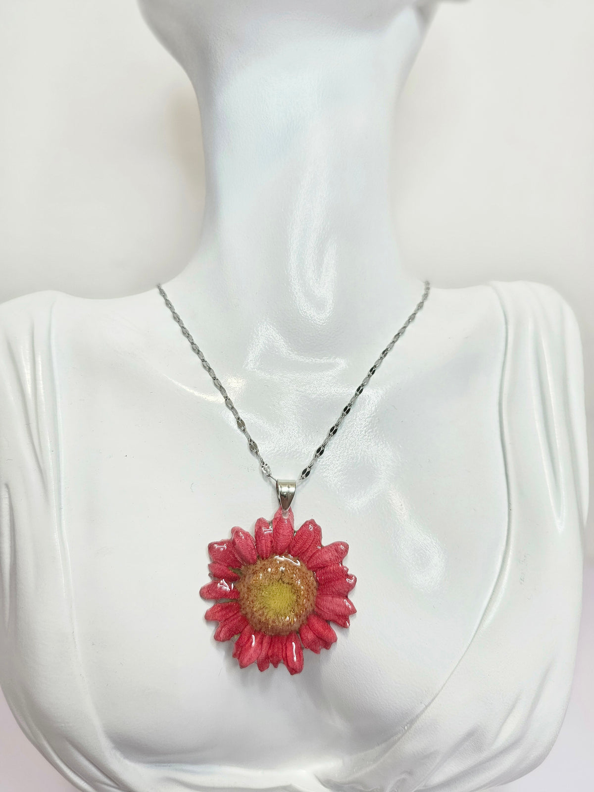 Collar de Mini Gerbera Rosa artesanal con flor natural preservada; material: acero inoxidable, vista 3