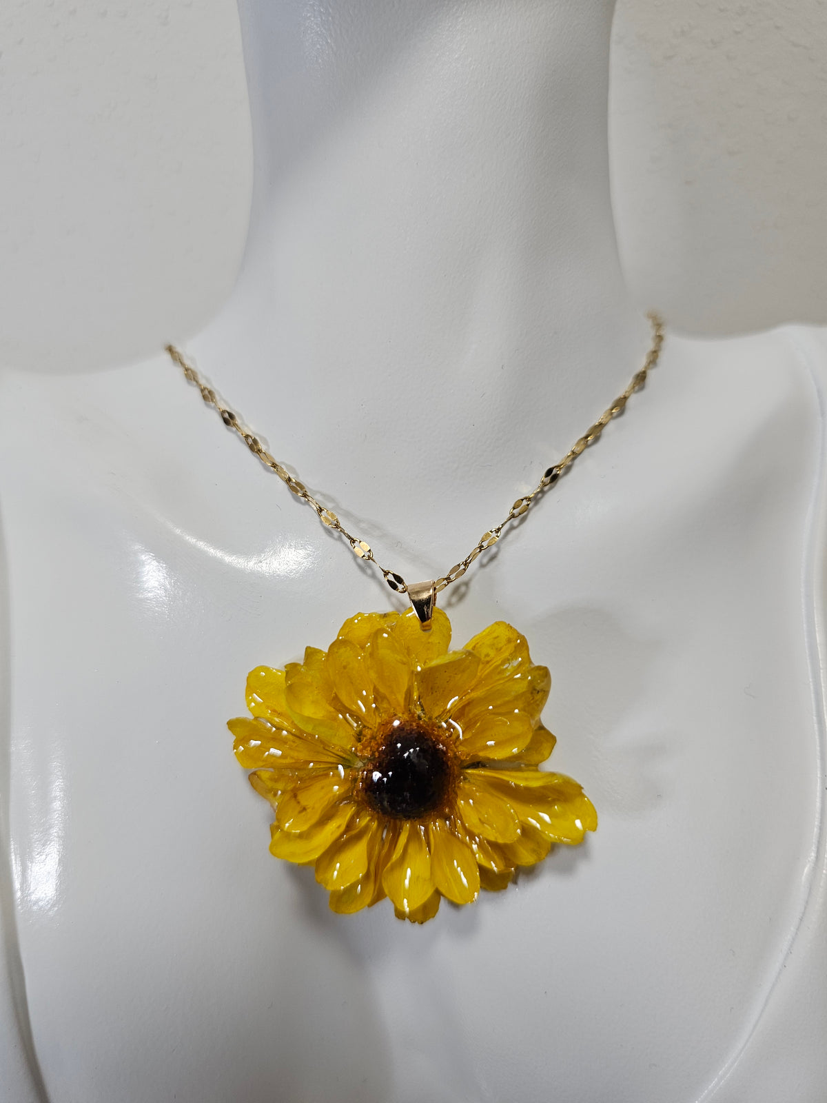 Collar de Mini Girasol artesanal con flor natural preservada; material: acero inoxidable